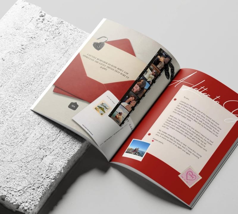 Revista abierta con una carta de amor y una tira de fotos de fotomatón